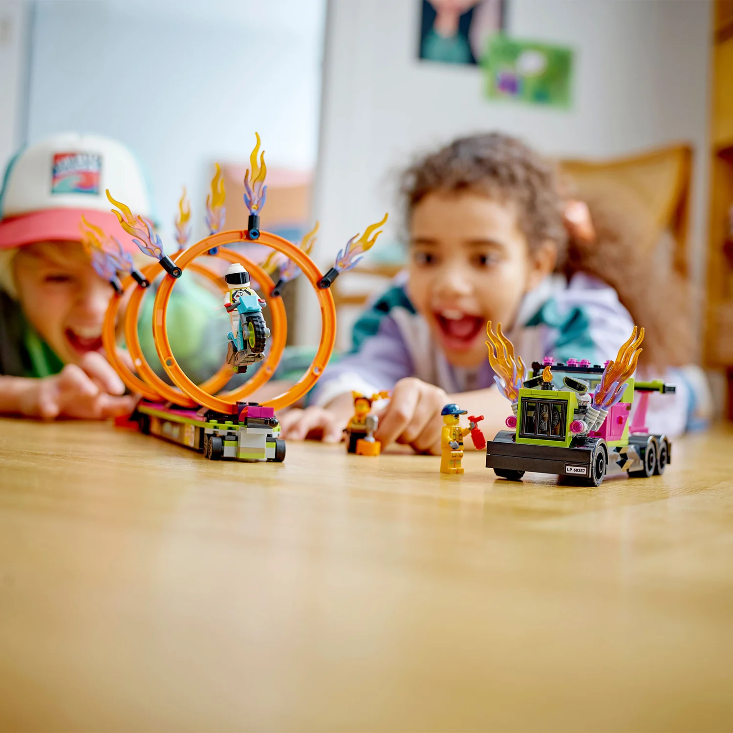 LEGO® City Stunt Truck & Ring of Fire Challenge - Image 5