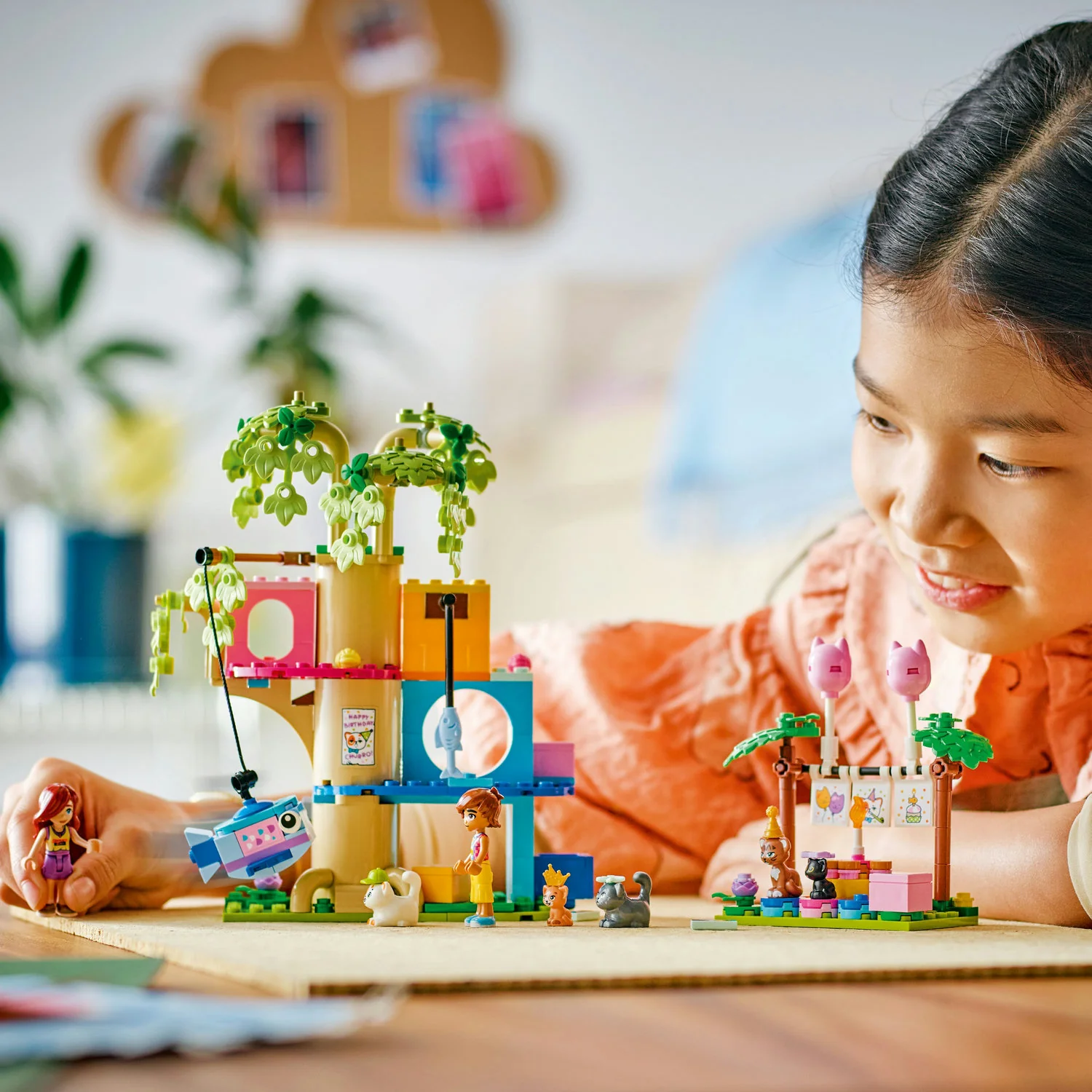 LEGO® Friends™ Cat Birthday Party & Tree House - Image 3