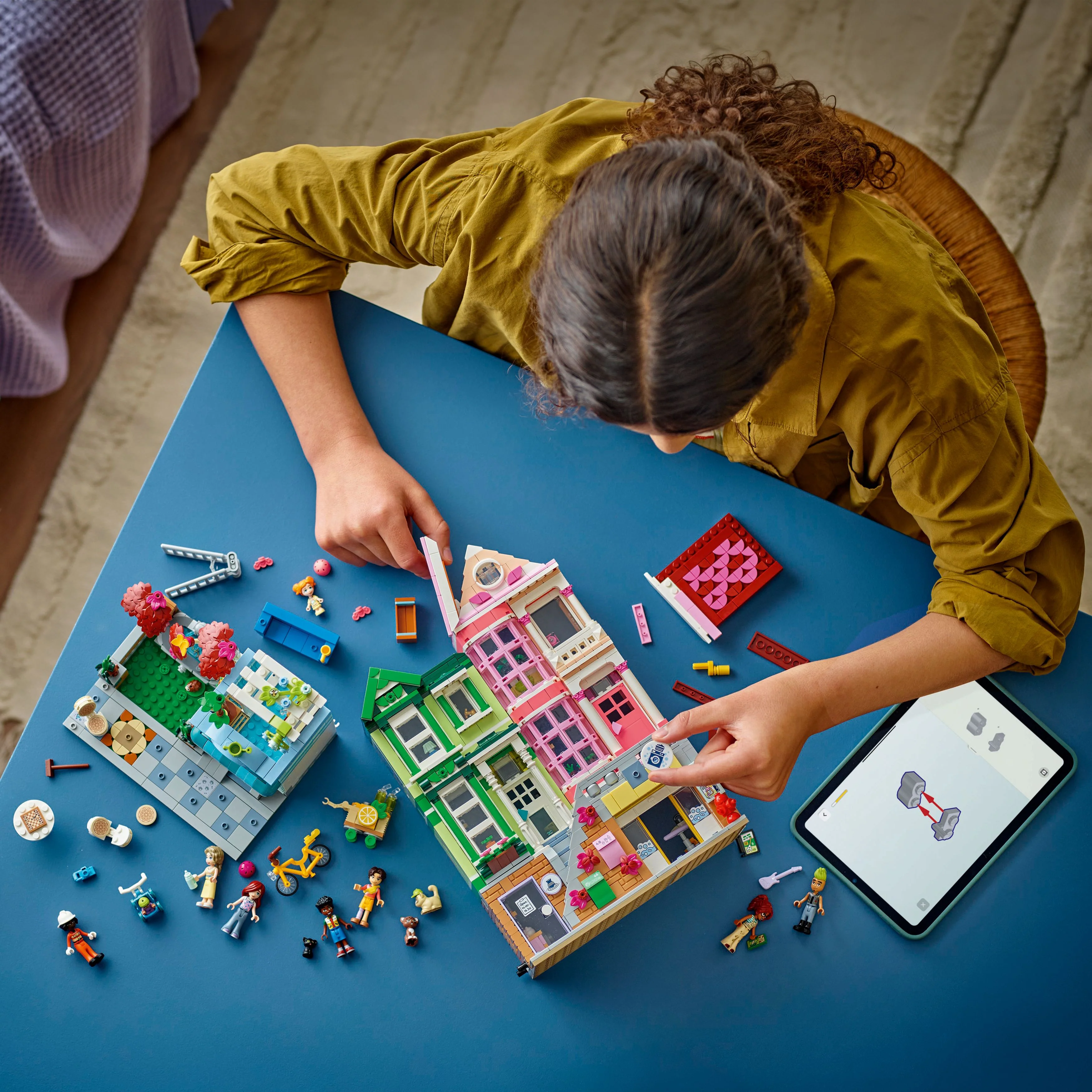 LEGO® Friends™ Heartlake City Apartments and Stores - Image 6