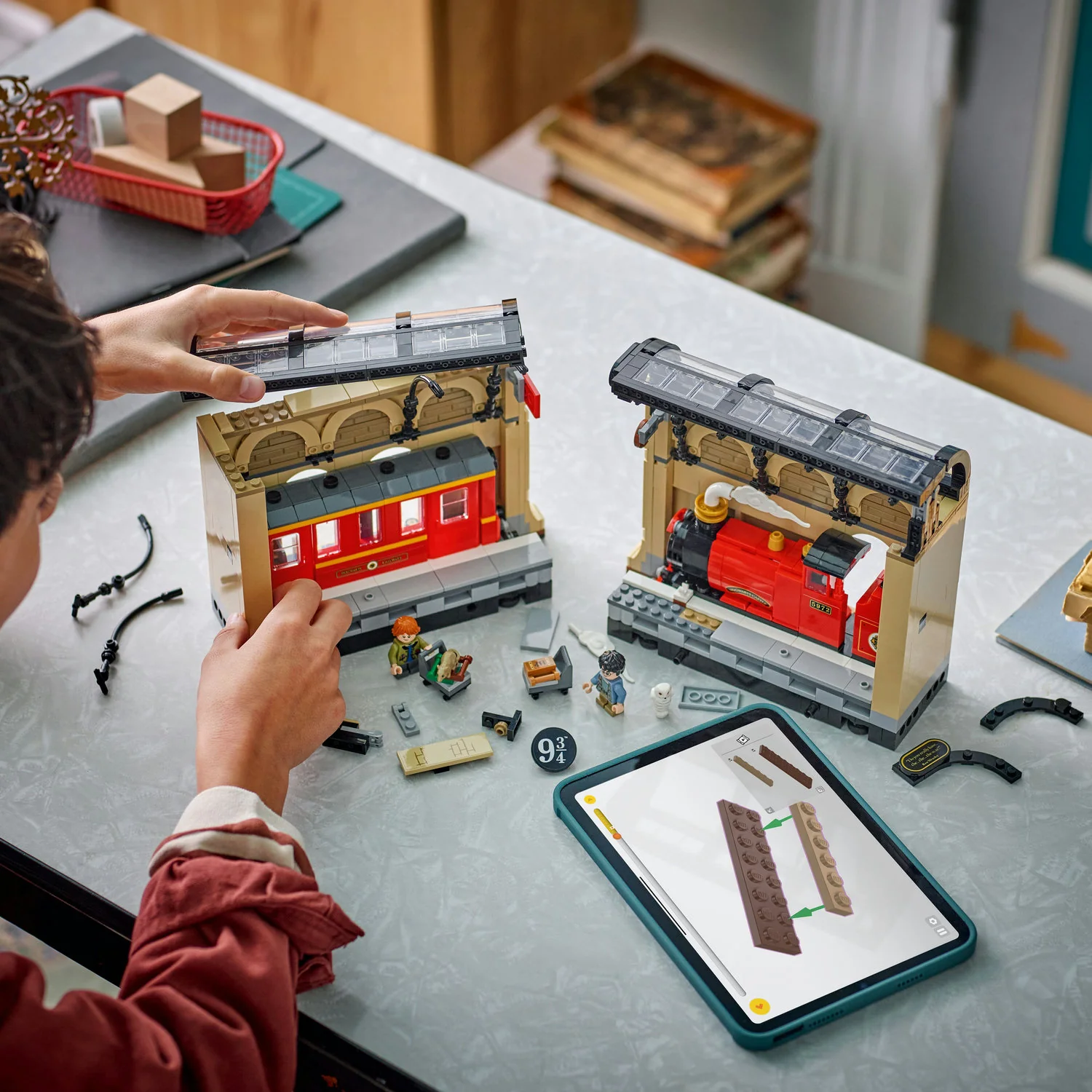 LEGO® Harry Potter™ Book Nook: Hogwarts™ Express - Image 4