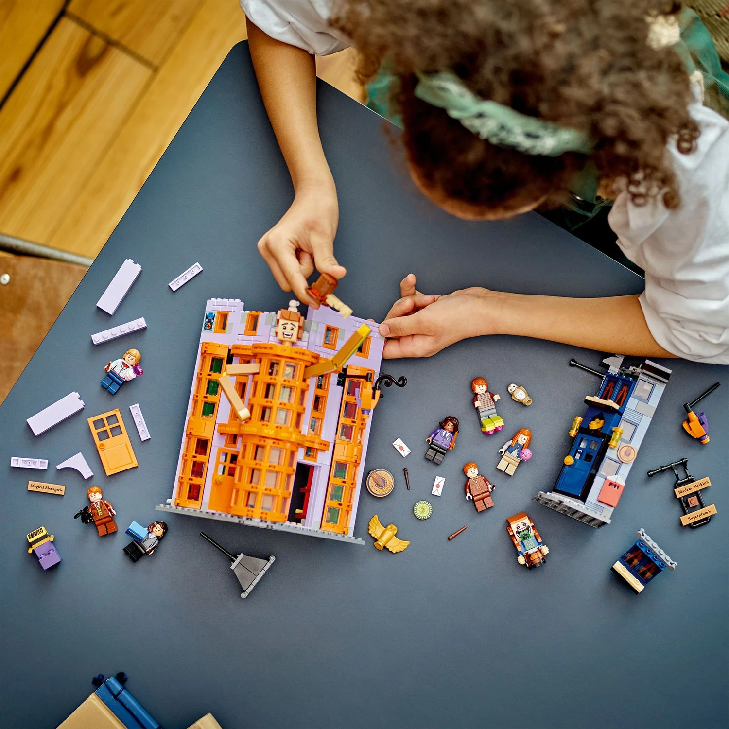 LEGO® Harry Potter™ Diagon Alley™: Weasleys’ Wizard Wheezes™ - Image 4