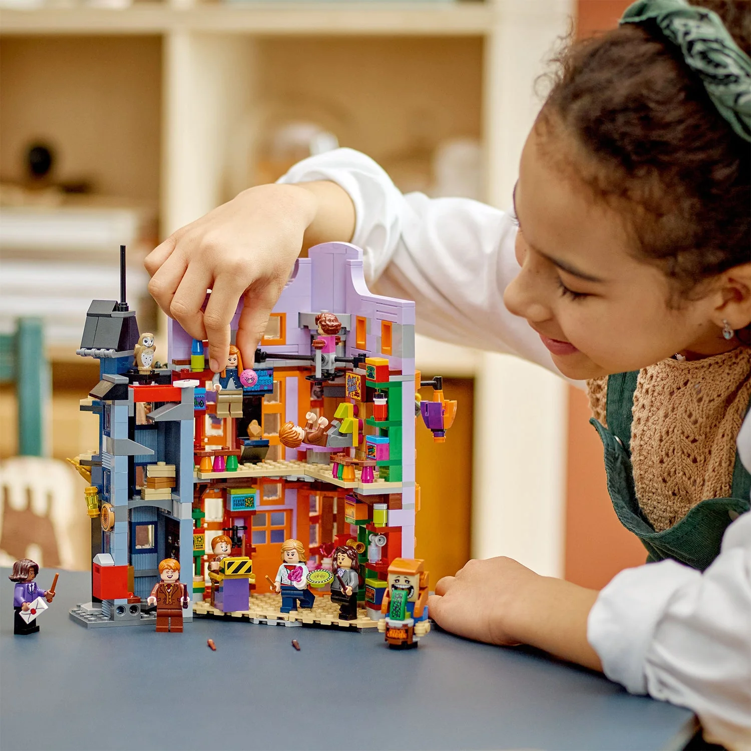 LEGO® Harry Potter™ Diagon Alley™: Weasleys’ Wizard Wheezes™ - Image 5