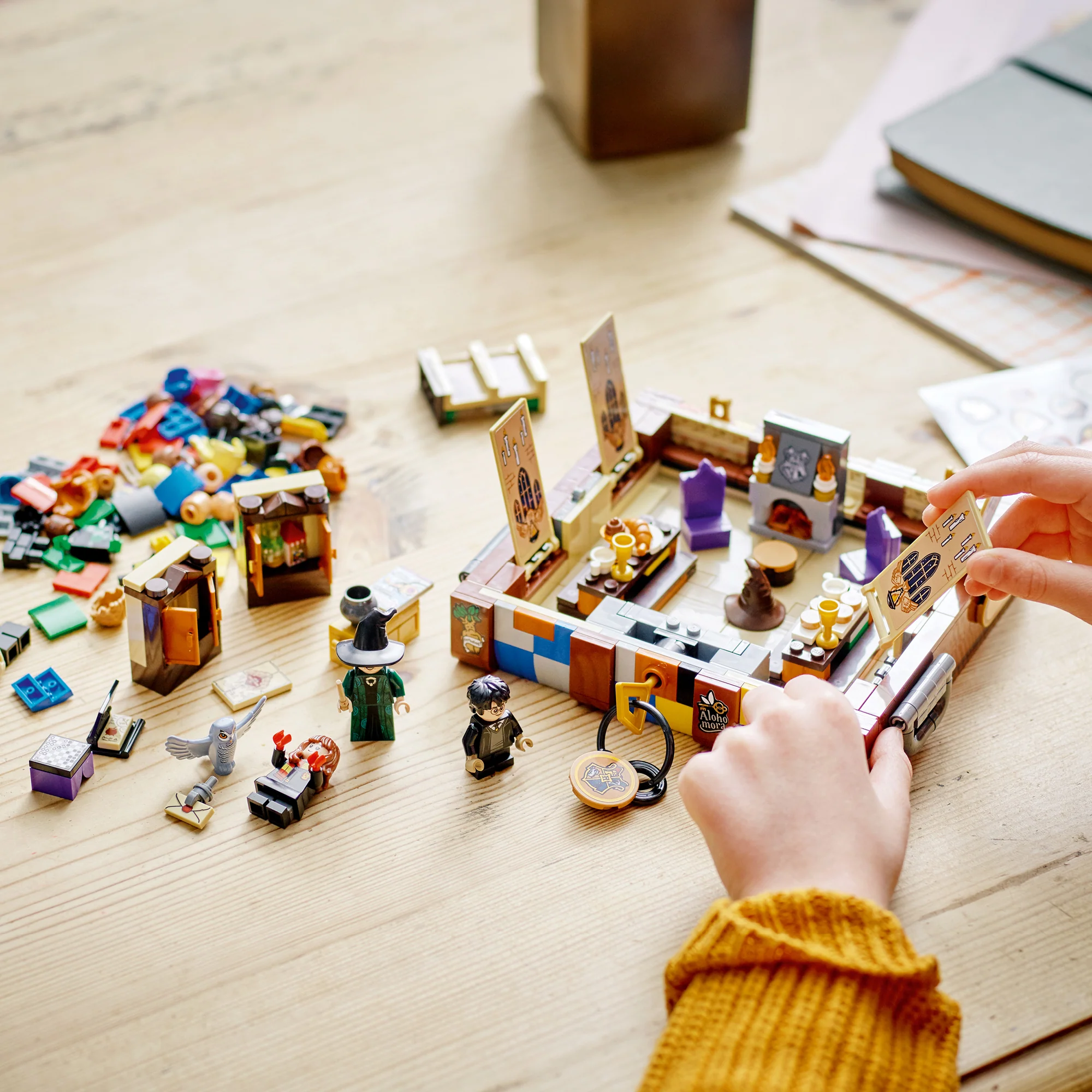 LEGO® Harry Potter™ Hogwarts™ Magical Trunk - Image 4