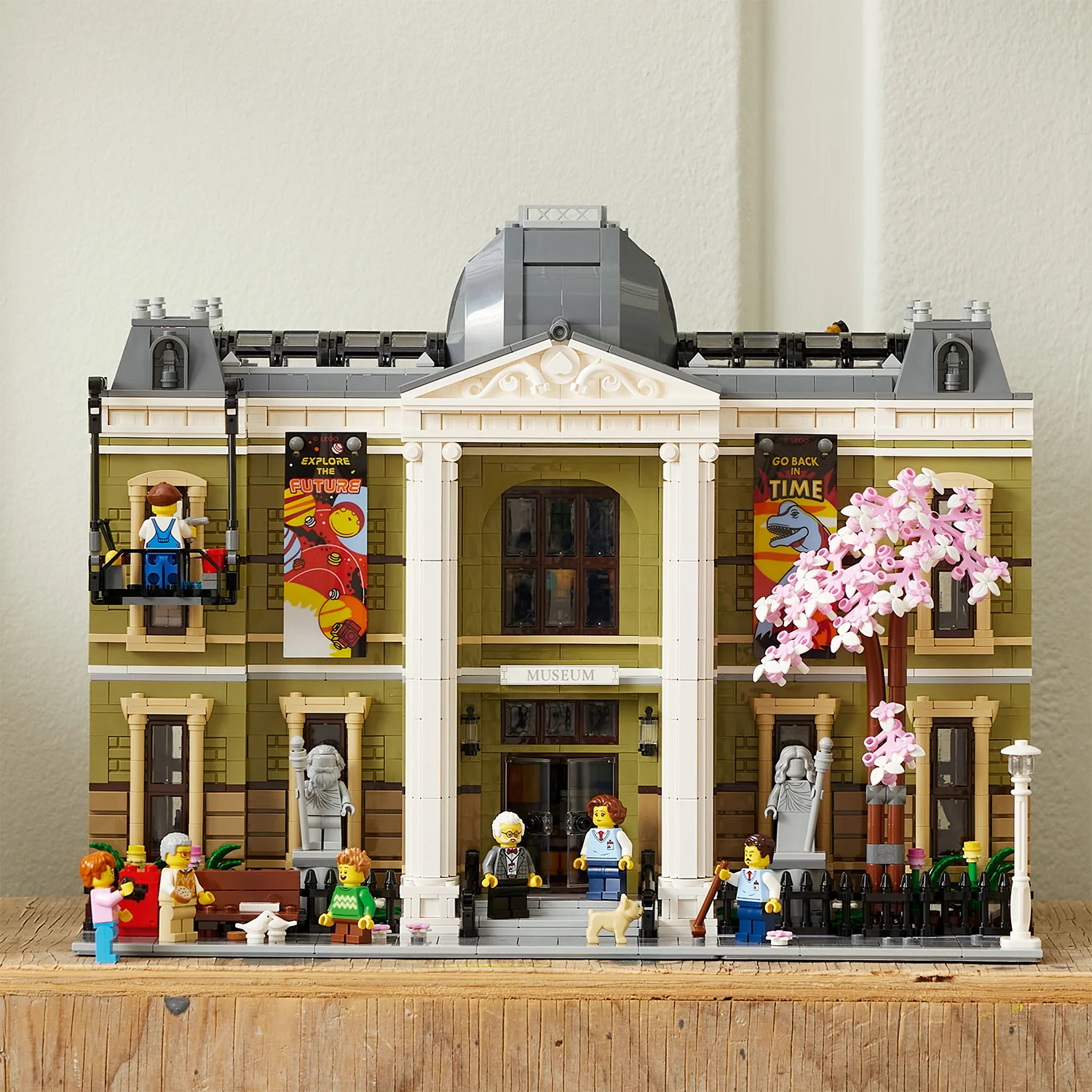 LEGO® Icons Natural History Museum - Image 5