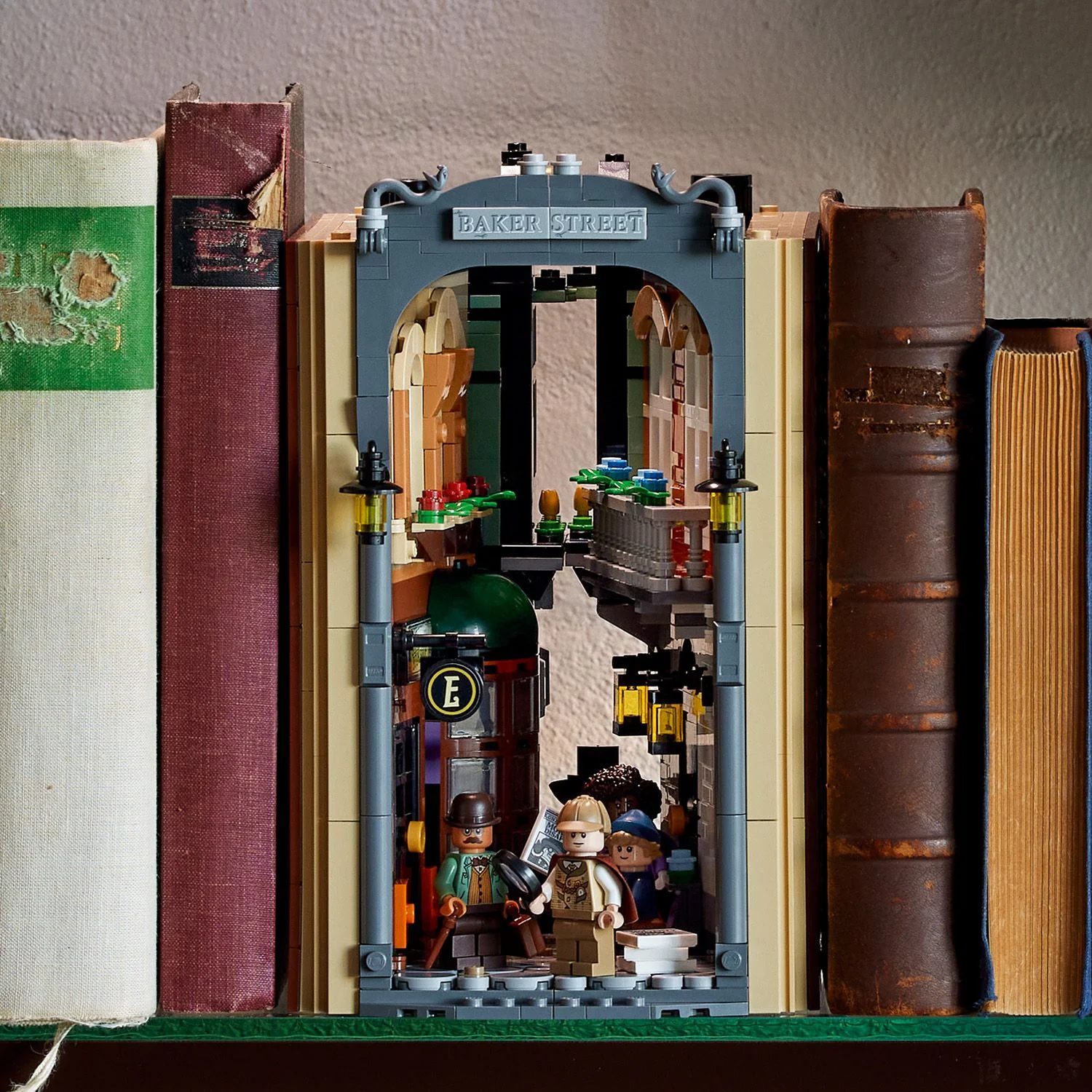 LEGO® Icons Sherlock Holmes: Book Nook - Image 6