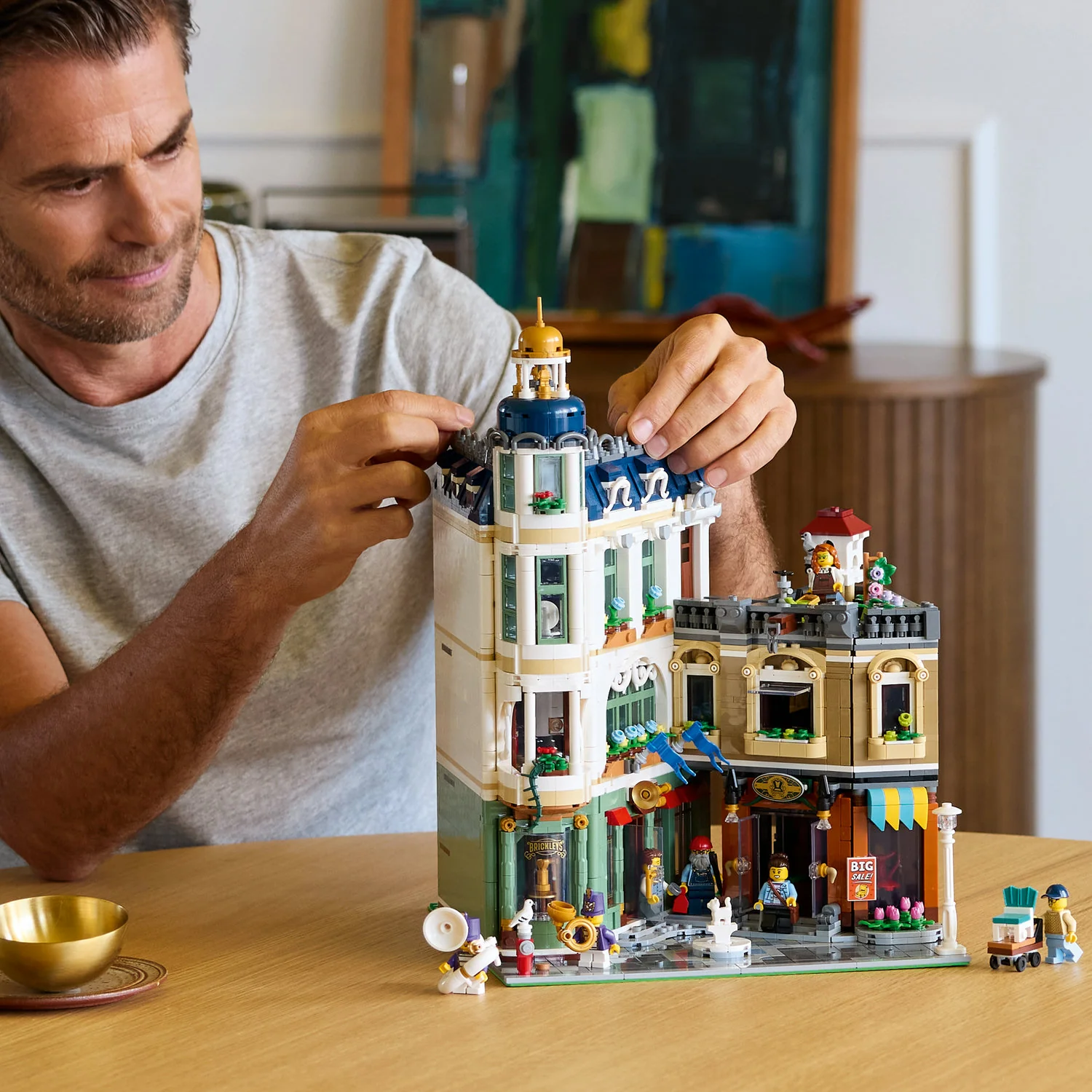 LEGO® Icons Shopping Street - Image 3