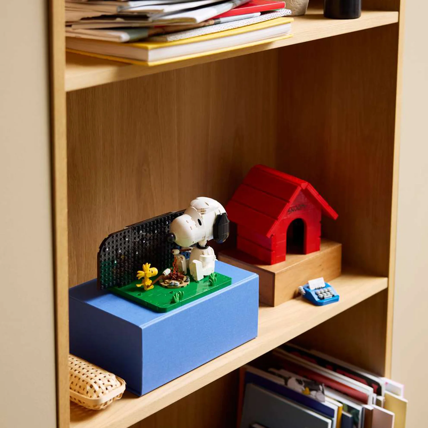 LEGO® Ideas Peanuts: Snoopy’s Doghouse - Image 6