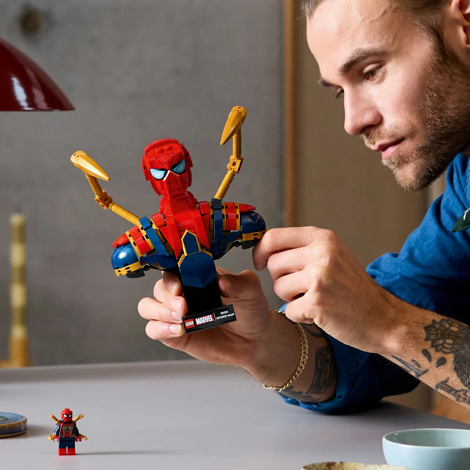 LEGO® Marvel Iron Spider-Man Bust - Image 3