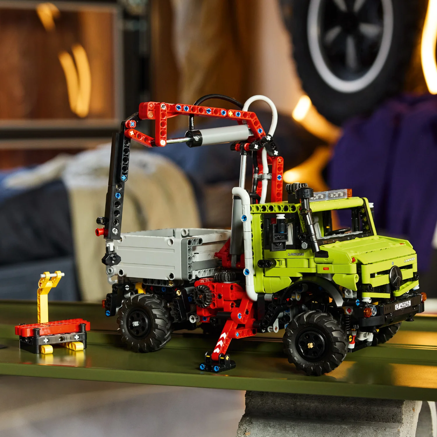 LEGO® Technic™ Mercedes-Benz Unimog U 5023 with Crane - Image 5